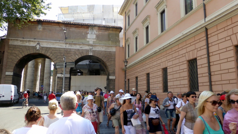 queue of tourists at the Vatican - We can buy your Tickets